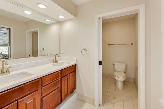 28 Muirwood Drive, Glen Ellyn, IL 60137