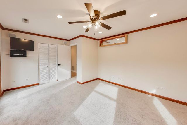 28 Muirwood Drive, Glen Ellyn, IL 60137