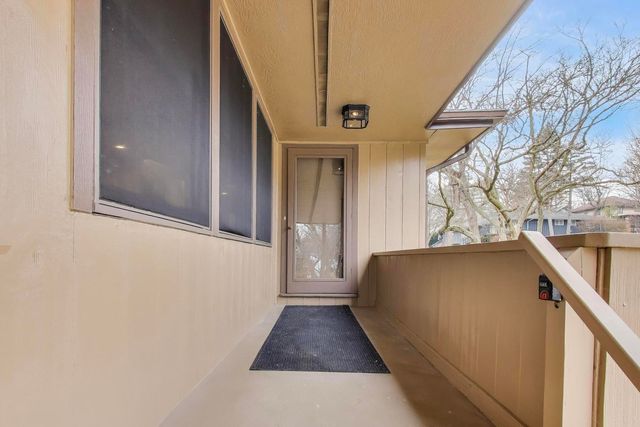 28 Muirwood Drive, Glen Ellyn, IL 60137