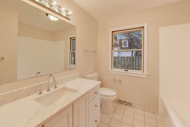 28 Muirwood Drive, Glen Ellyn, IL 60137