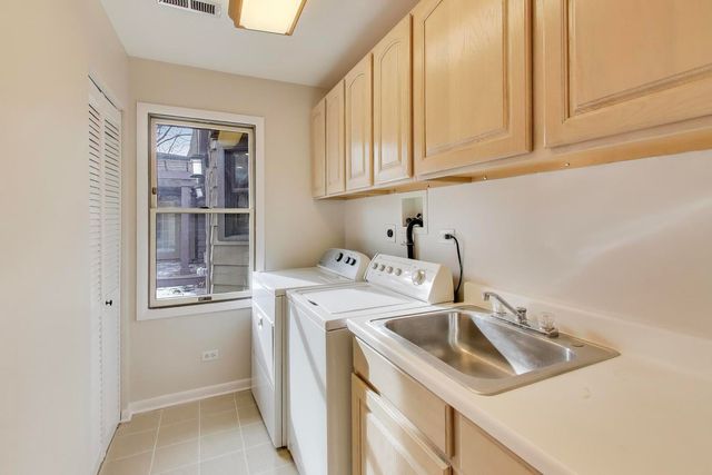 28 Muirwood Drive, Glen Ellyn, IL 60137