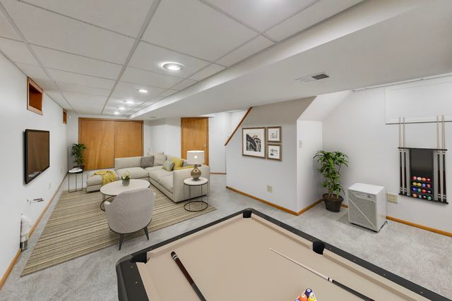 28 Muirwood Drive, Glen Ellyn, IL 60137