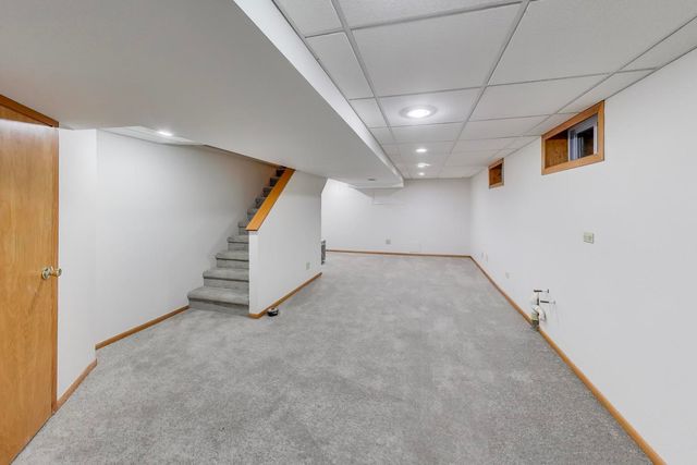 28 Muirwood Drive, Glen Ellyn, IL 60137