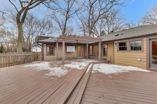 28 Muirwood Drive, Glen Ellyn, IL 60137