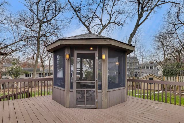 28 Muirwood Drive, Glen Ellyn, IL 60137