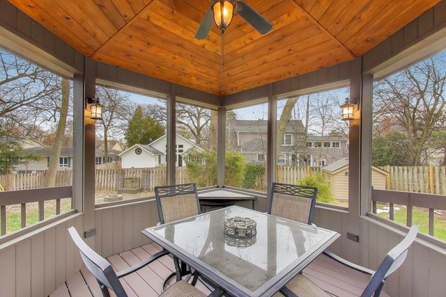 28 Muirwood Drive, Glen Ellyn, IL 60137