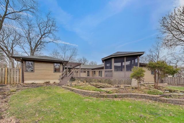 28 Muirwood Drive, Glen Ellyn, IL 60137