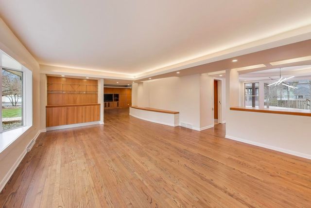 28 Muirwood Drive, Glen Ellyn, IL 60137