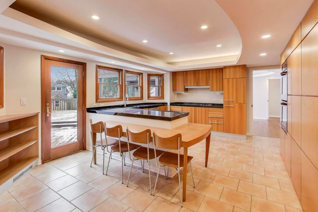 28 Muirwood Drive, Glen Ellyn, IL 60137