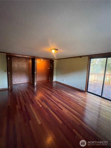 16 Urych Road, Raymond, WA 98577