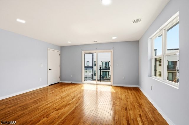 741 Seaport Dr, Elizabeth City, NJ 07201