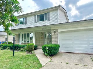 32307 Cambridge Drive, Warren, MI 48093