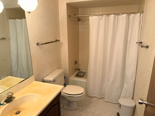 700 N Bruce Lane 211, Glenwood, IL 60425