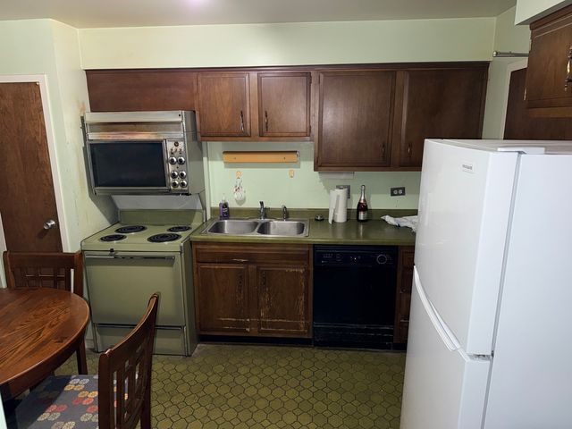 700 N Bruce Lane 211, Glenwood, IL 60425