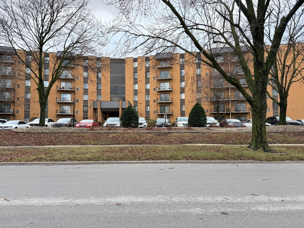 700 N Bruce Lane 211, Glenwood, IL 60425