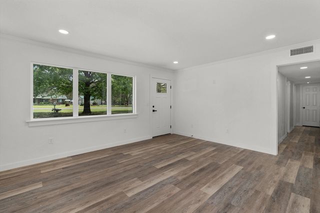 145 Madison Dr, Longview, TX 75603