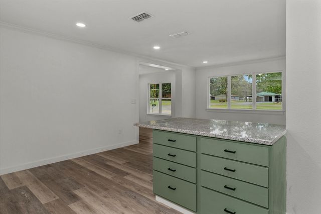 145 Madison Dr, Longview, TX 75603