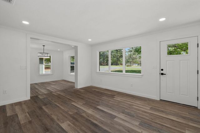 145 Madison Dr, Longview, TX 75603