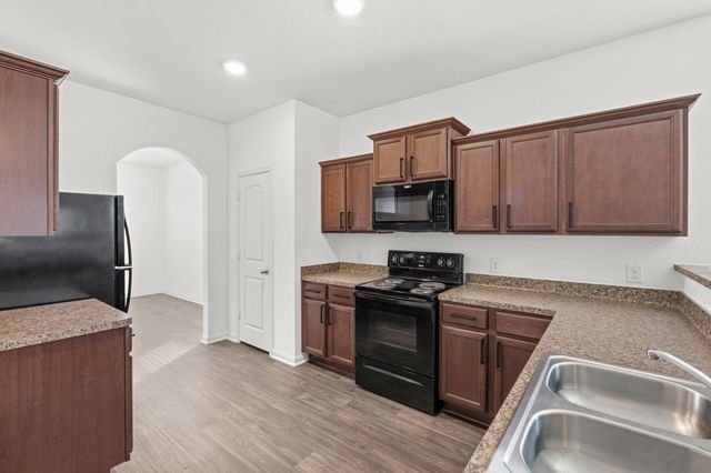 718 Crystal Lakes Drive, Brookshire, TX 77423