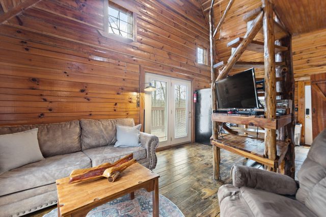 99 Debbie Lane, Slade, KY 40376