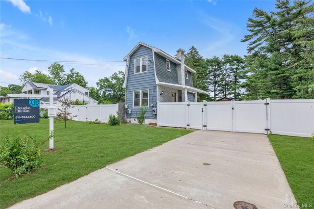 15 Saint Johns Place, West Babylon, NY 11704