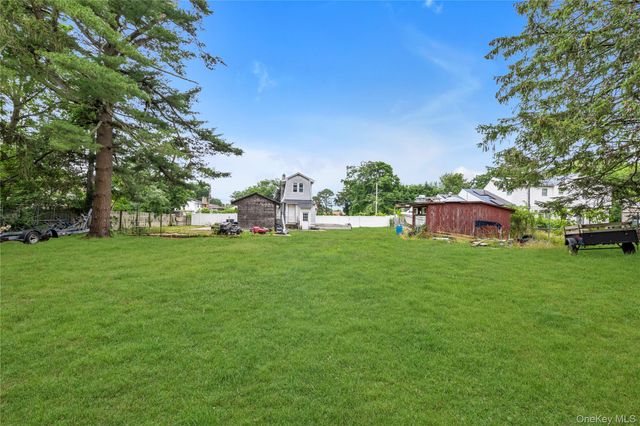 15 Saint Johns Place, West Babylon, NY 11704