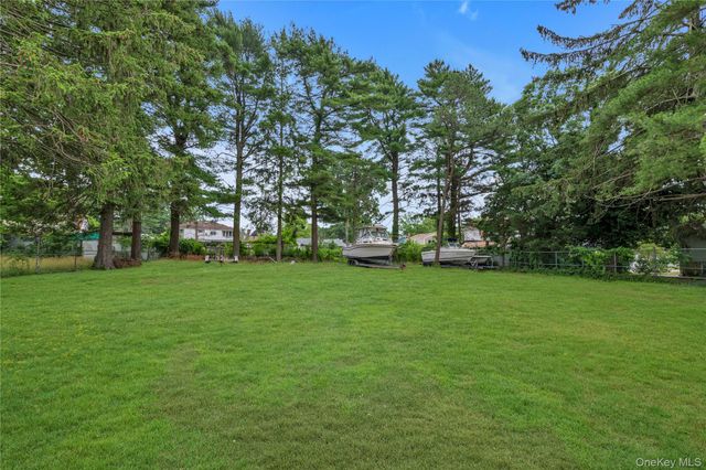 15 Saint Johns Place, West Babylon, NY 11704