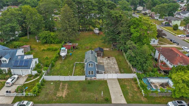 15 Saint Johns Place, West Babylon, NY 11704
