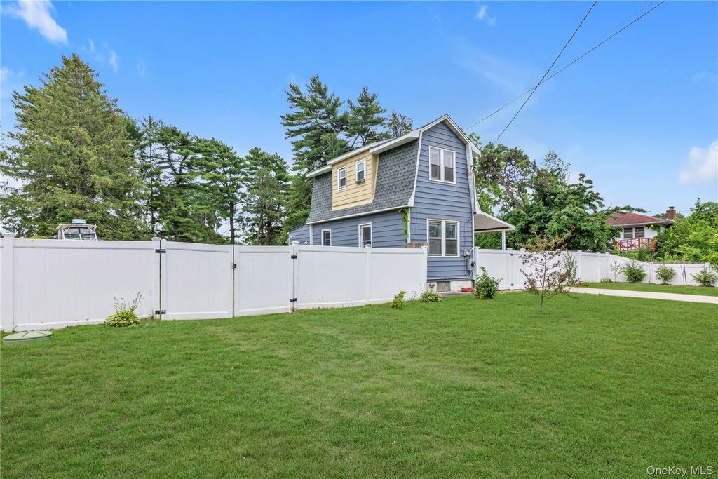 15 Saint Johns Place, West Babylon, NY 11704