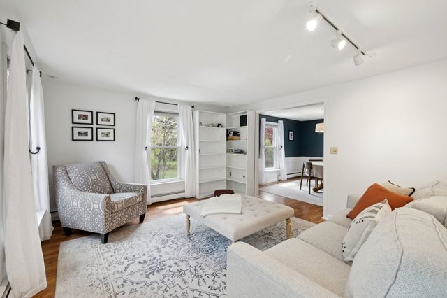 8 Queens Way, Merrimack, NH 03054