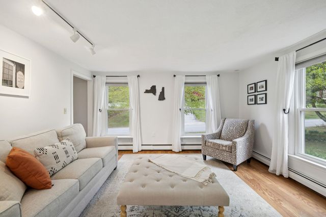 8 Queens Way, Merrimack, NH 03054