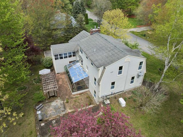 8 Queens Way, Merrimack, NH 03054