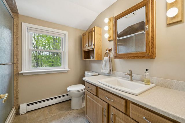 8 Queens Way, Merrimack, NH 03054