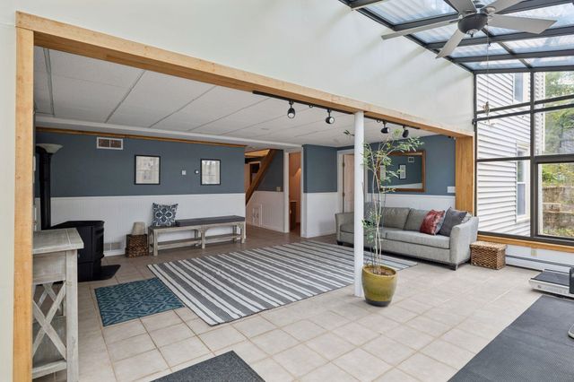 8 Queens Way, Merrimack, NH 03054