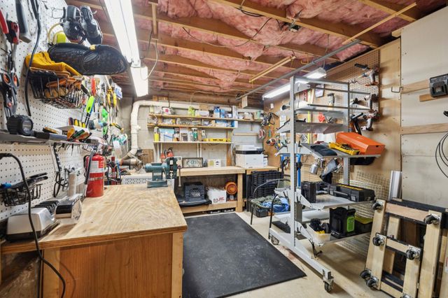 8 Queens Way, Merrimack, NH 03054