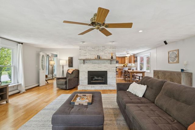 8 Queens Way, Merrimack, NH 03054