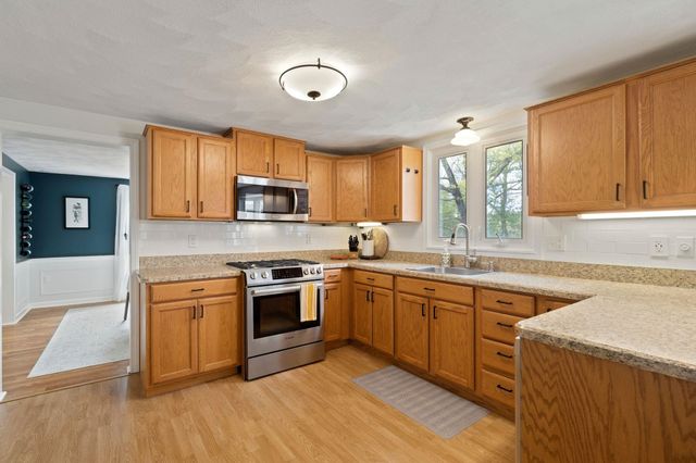 8 Queens Way, Merrimack, NH 03054