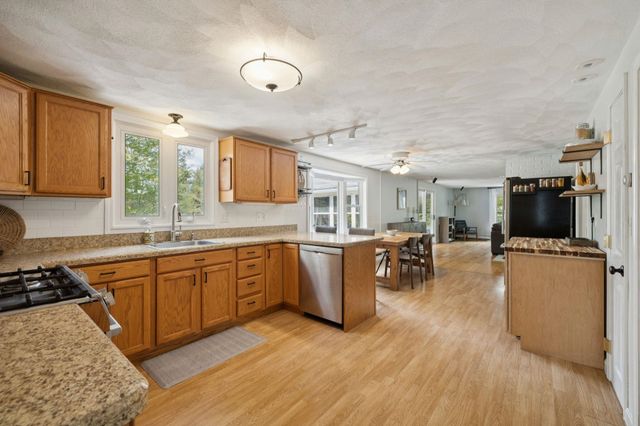8 Queens Way, Merrimack, NH 03054