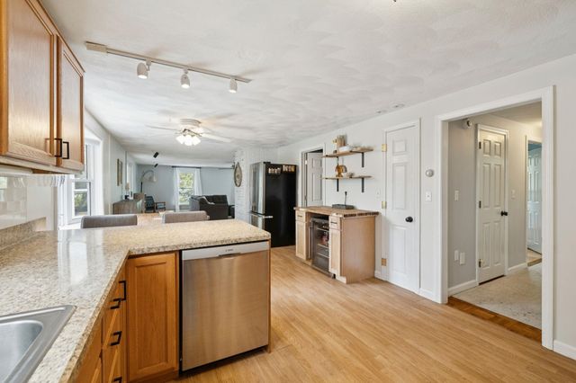 8 Queens Way, Merrimack, NH 03054