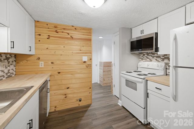 1050 21st Avenue NW 6, Hickory, NC 28601