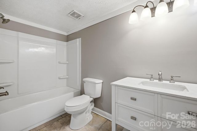 1050 21st Avenue NW 6, Hickory, NC 28601