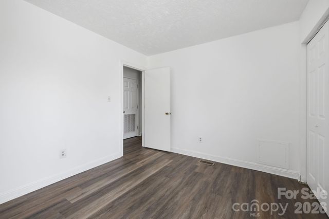 1050 21st Avenue NW 6, Hickory, NC 28601