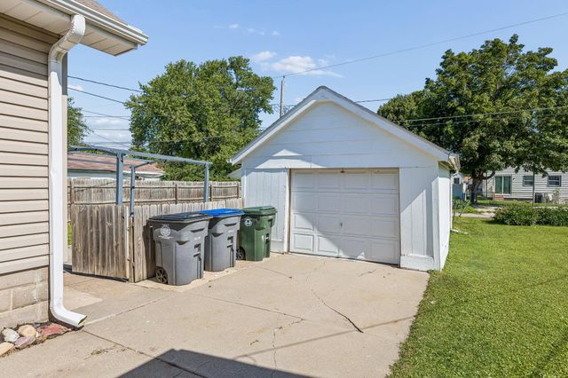 2714 AVENUE B, Council Bluffs, IA 51501