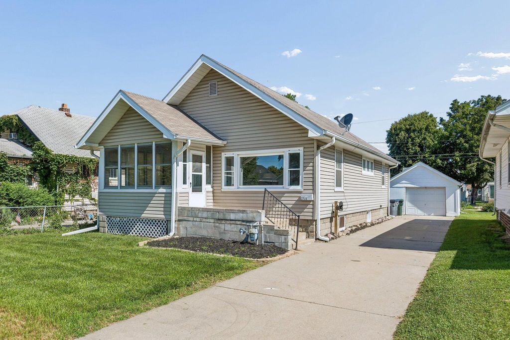 2714 AVENUE B, Council Bluffs, IA 51501