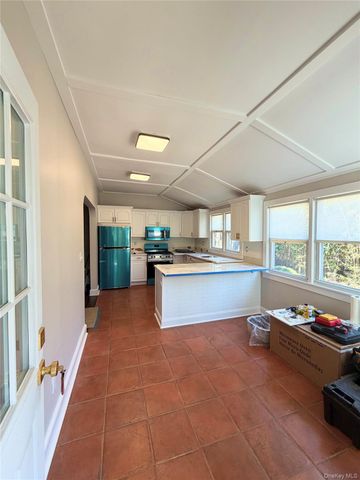 65 Summit Ave 1, Sea Cliff, NY 11579