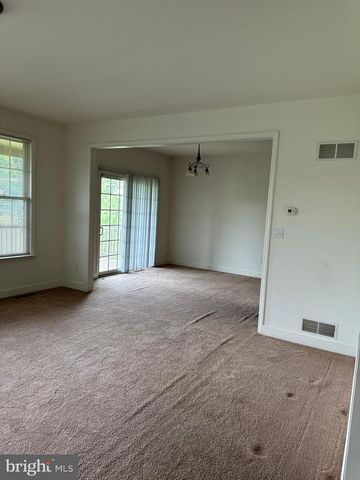 18 KINGSWOOD DR, Lewisberry, PA 17339