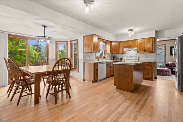 1211 Highpoint LANE, Waukesha, WI 53189