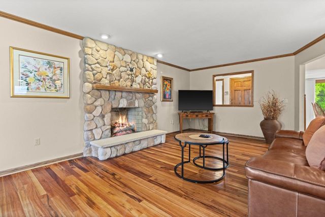 1211 Highpoint LANE, Waukesha, WI 53189