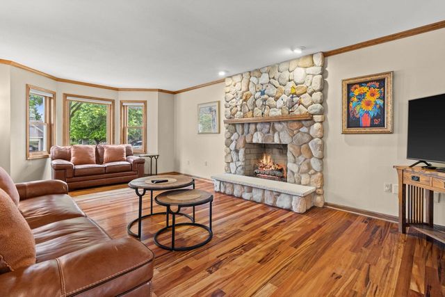 1211 Highpoint LANE, Waukesha, WI 53189
