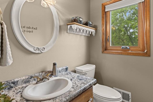 1211 Highpoint LANE, Waukesha, WI 53189